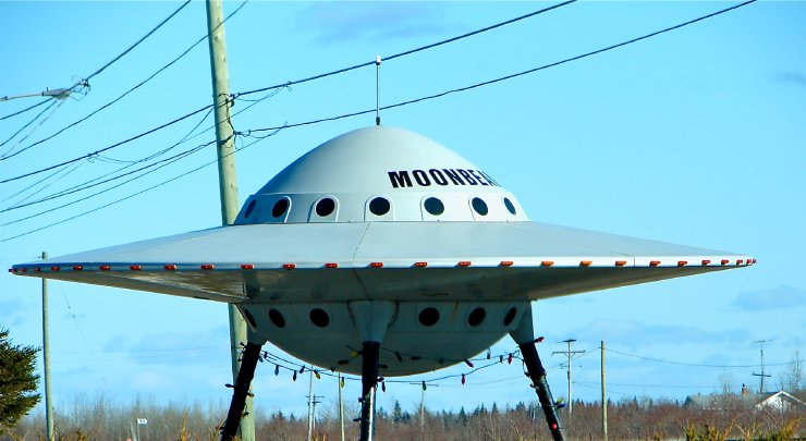 The photograph shows a UFO mock-up